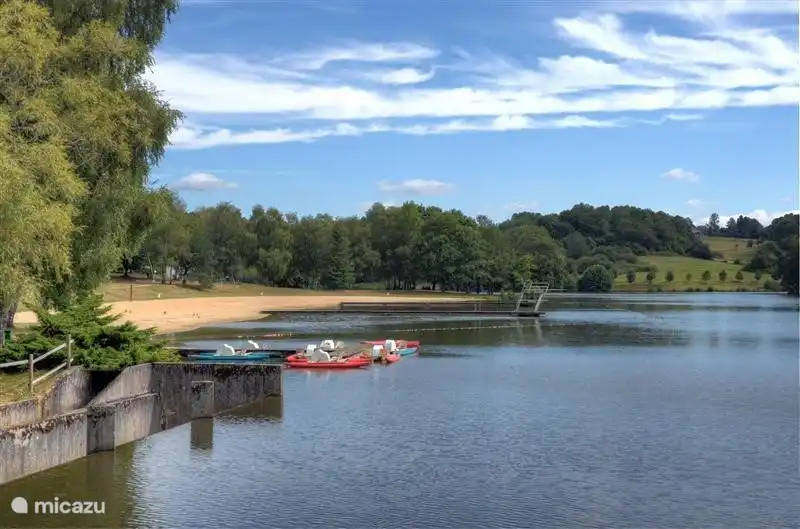 Ein Strand ist ca. 10 Minuten mit dem Auto, wo schwimmen und sich sonnen kann.