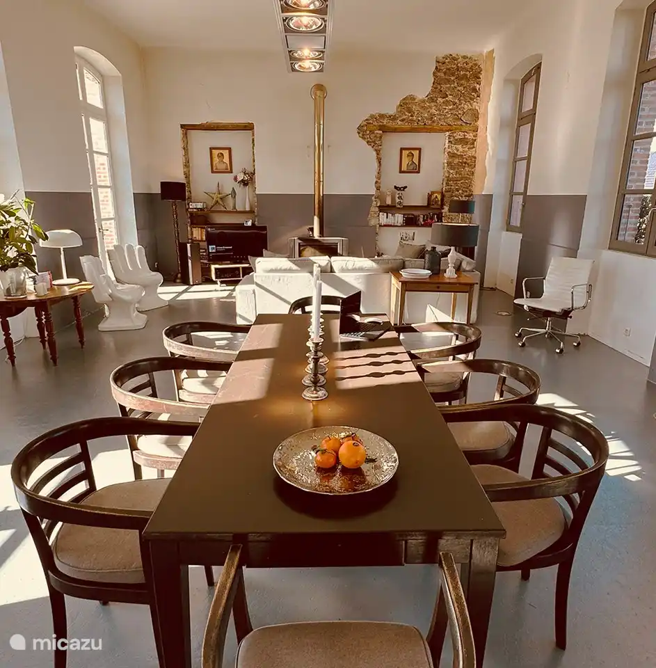 Der Esstisch bietet bequem Platz für 8 Personen.