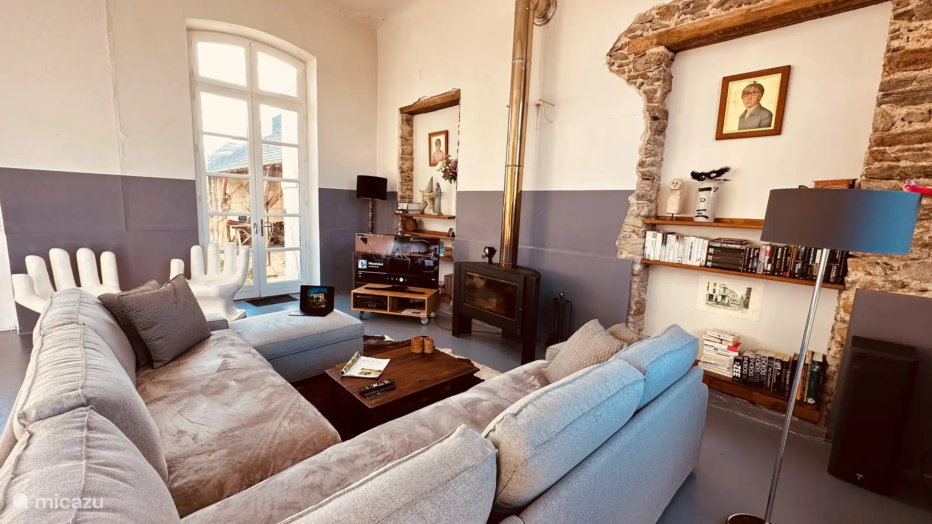 Sitzecke zum stundenlangen Chillen, Trinken und Fernsehen. Und an den kälteren Tagen für den großen Kamin, der den Raum im Handumdrehen aufheizt.