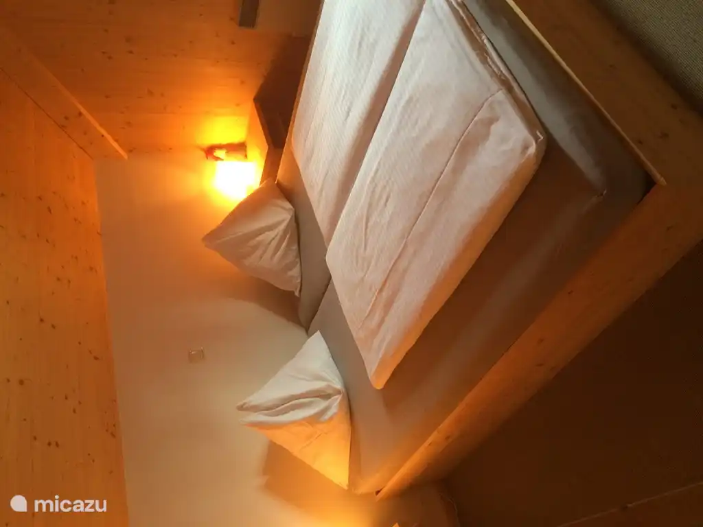 Tenemos dos habitaciones para 2 personas y una para 3 personas. También hay un espacio para dormir en la sala de estar (sofá cama de 160 x 200 cm)