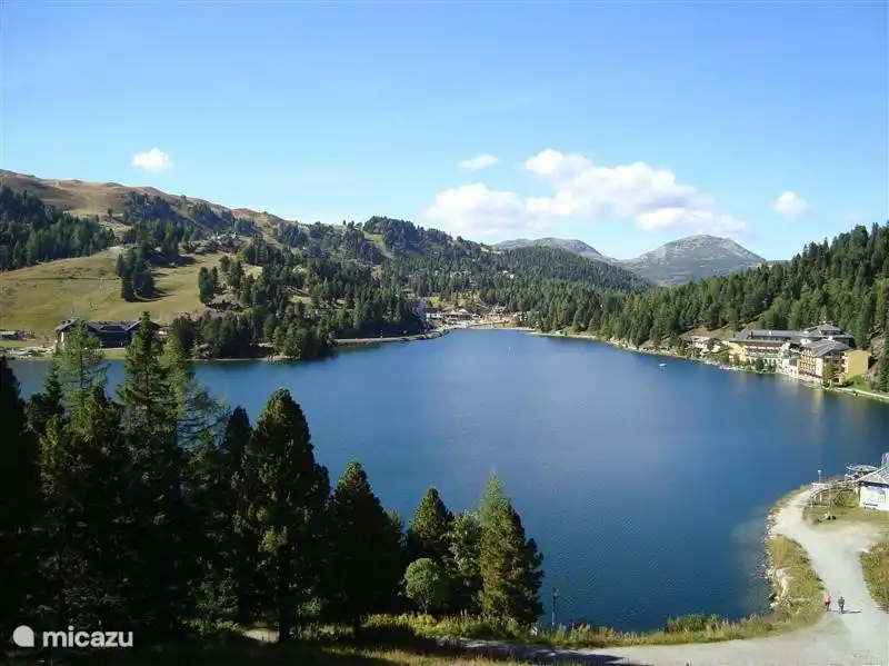 Caminando en Turracher Höhe a lo largo de 3 lagos. Visite también el museo de piedras preciosas aquí o deslícese con el nocky flitzer (pista de trineo).