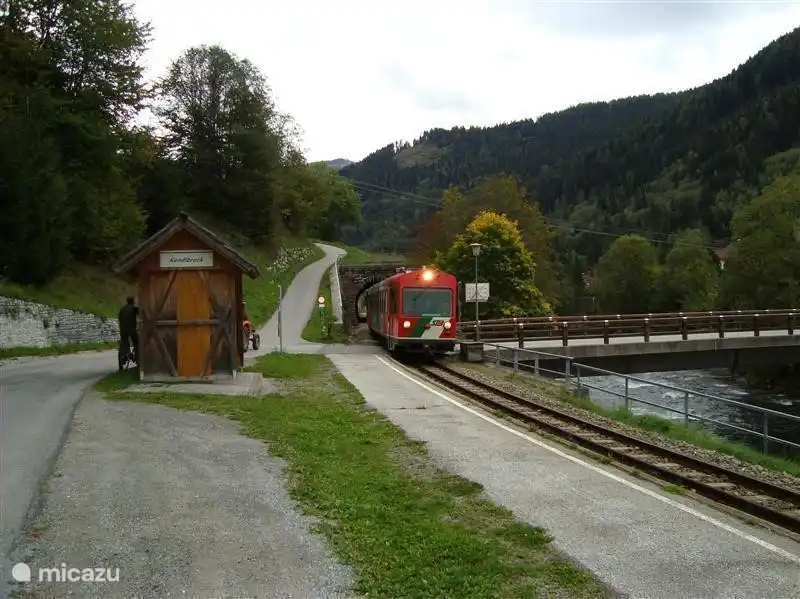 El sendero para bicicletas y peatones a lo largo del río Mur. Puedes llevar tu bicicleta en el tren.