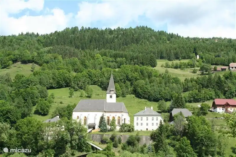 La iglesia de Stadl a/d Mur. Hay 1200 personas viviendo en el pueblo. Hay un supermercado, una panadería (que también entrega por la mañana), una farmacia, una oficina de correos (en el supermercado), un camping, algunos restaurantes y una estación Jausen.
