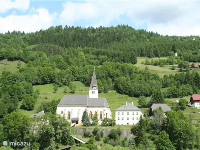 Chalet alpin | Autriche, Styrie, Stadl an der Mur - chalet L'église de Stadl a/d Mur. Il y a 1200 personnes vivant dans le village. Il y a un supermarché, une boulangerie (qui livre aussi le matin), une pharmacie, un bureau de poste (au supermarché), un camping, quelques restaurants et une gare de Jausen.