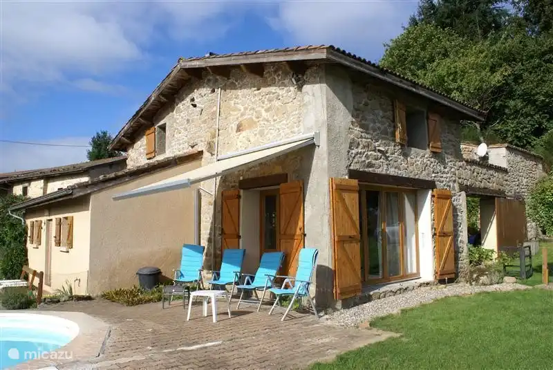 Terrasse orientée sud-est avec auvent et ensemble de chaises