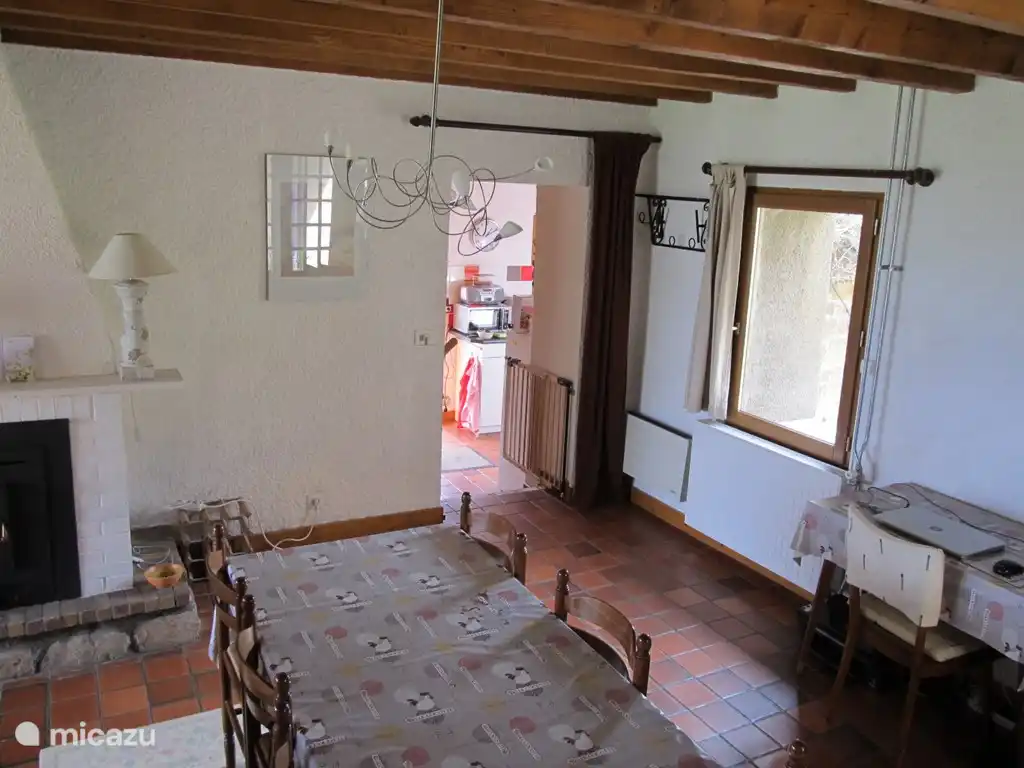 Séjour avec coin repas et vue sur la cuisine