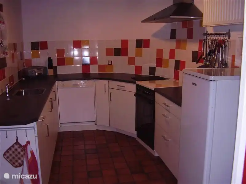 La cuisine confortable récemment rénovée avec lave-vaisselle et four