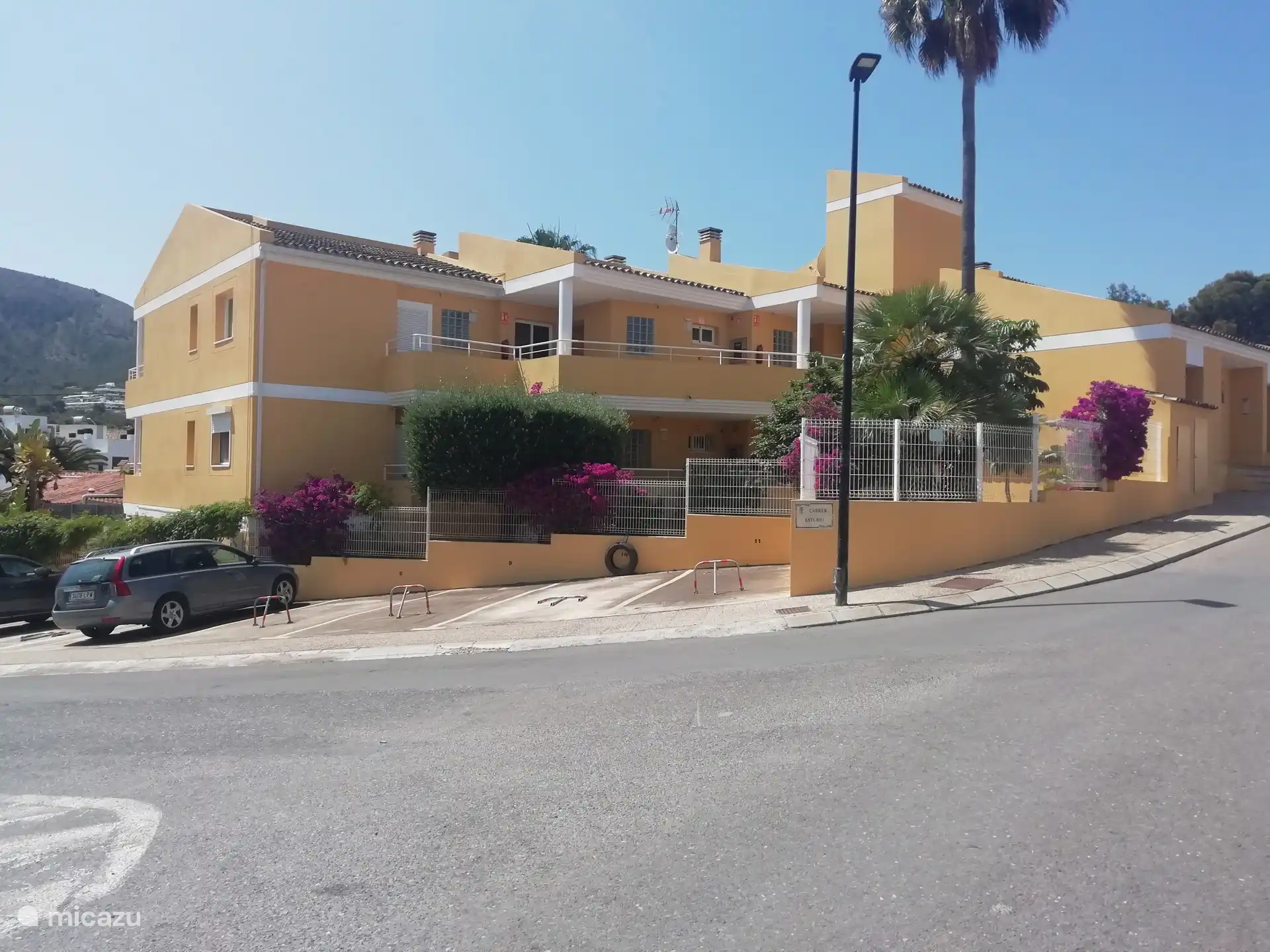 Plaza de aparcamiento privada a lo largo de la carretera