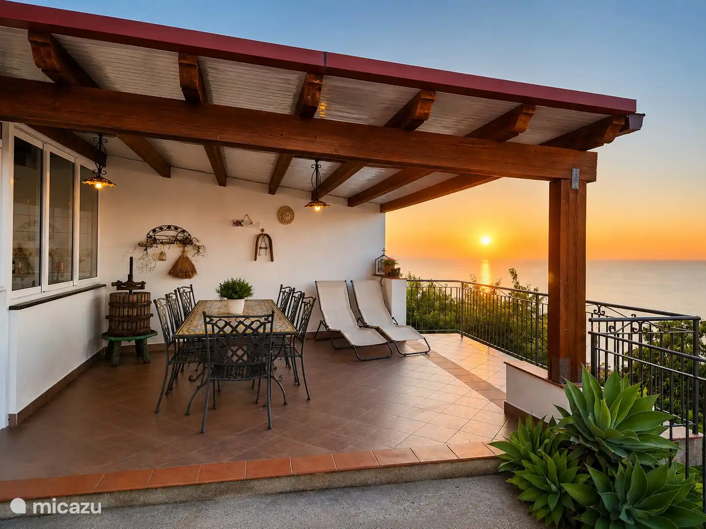 Die Terrasse mit Liegestühlen