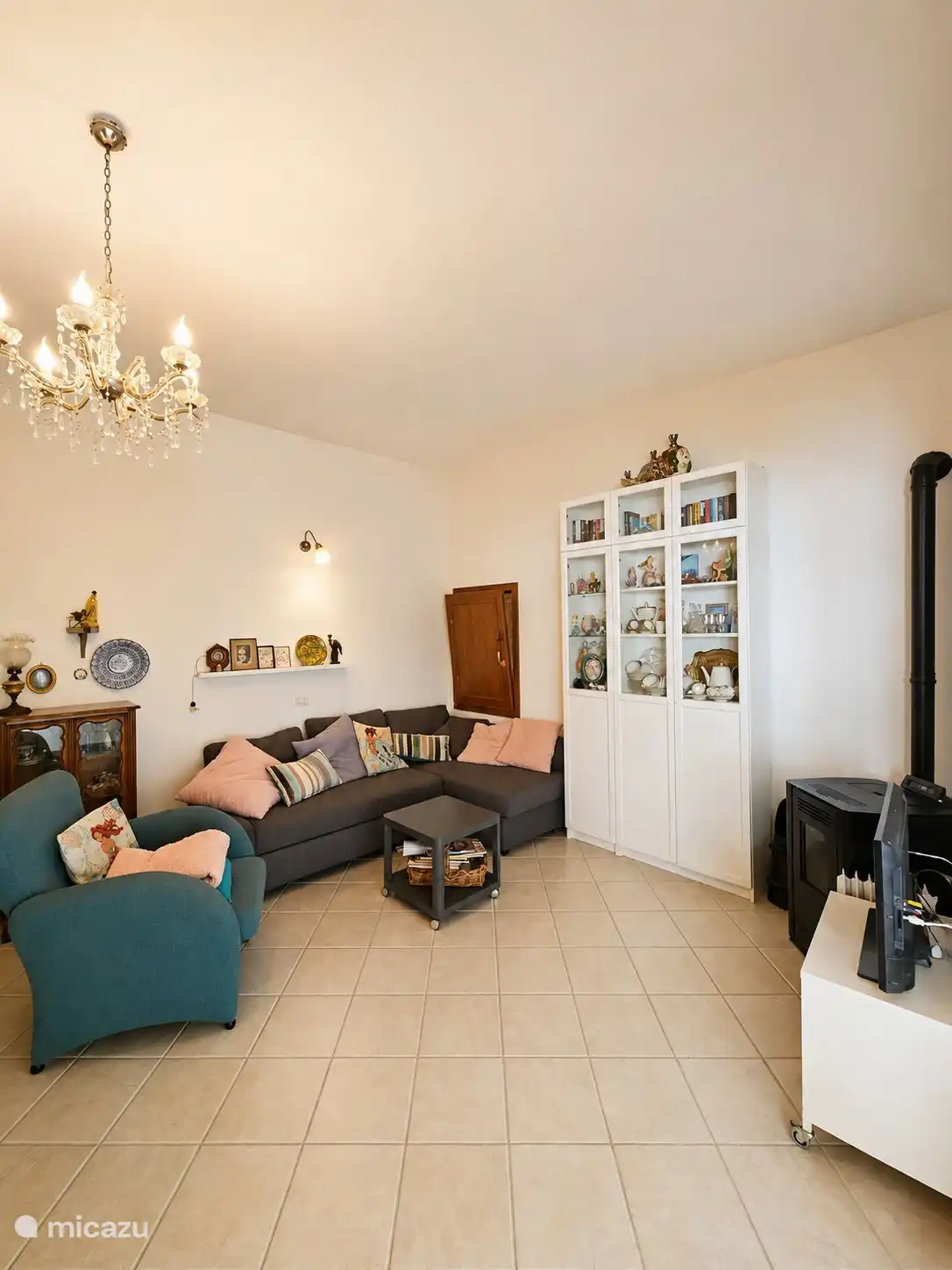 Das Wohnzimmer mit dem Sofa für zwei Personen