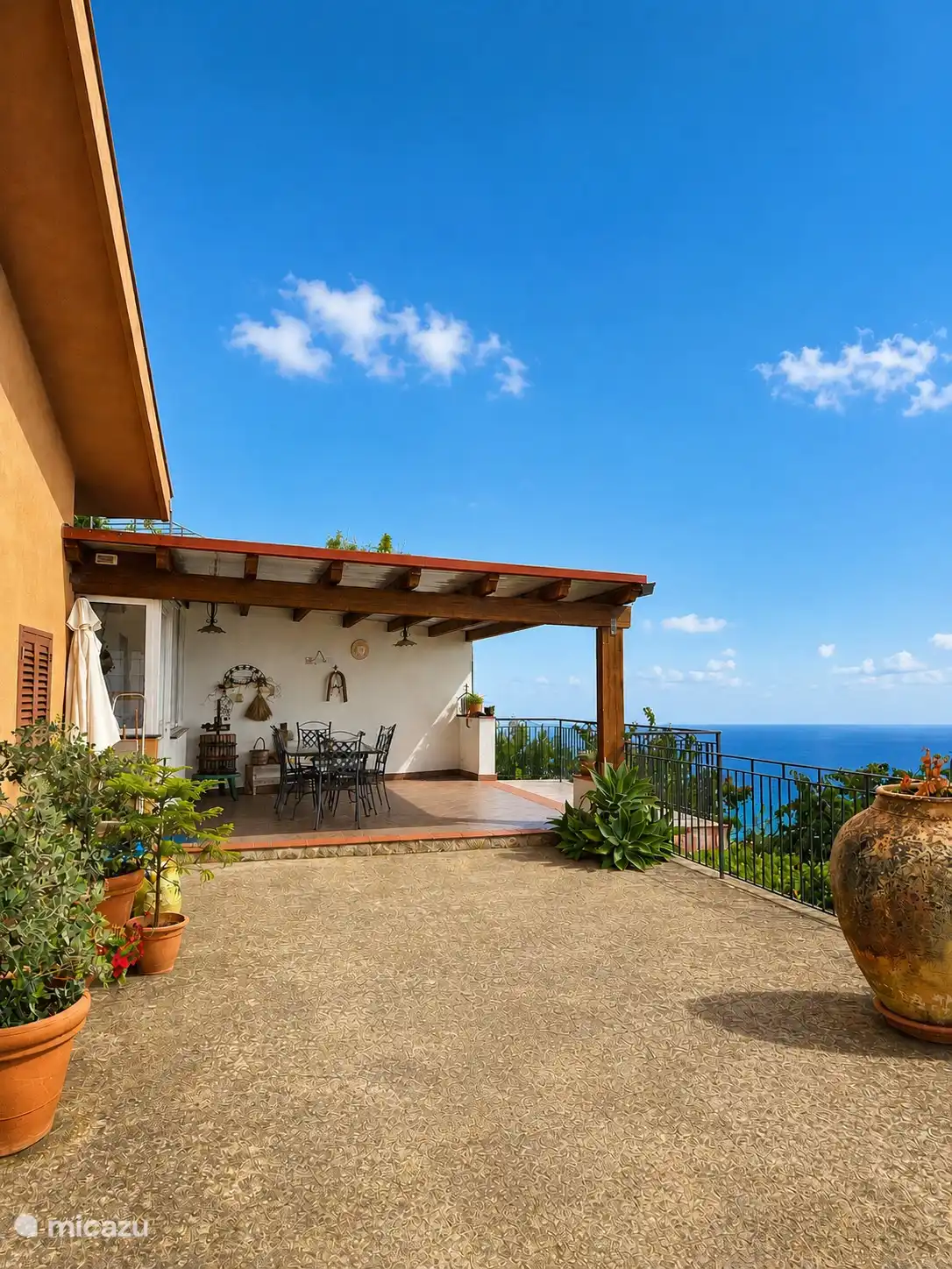 Die Terrasse mit Panoramablick auf das Meer