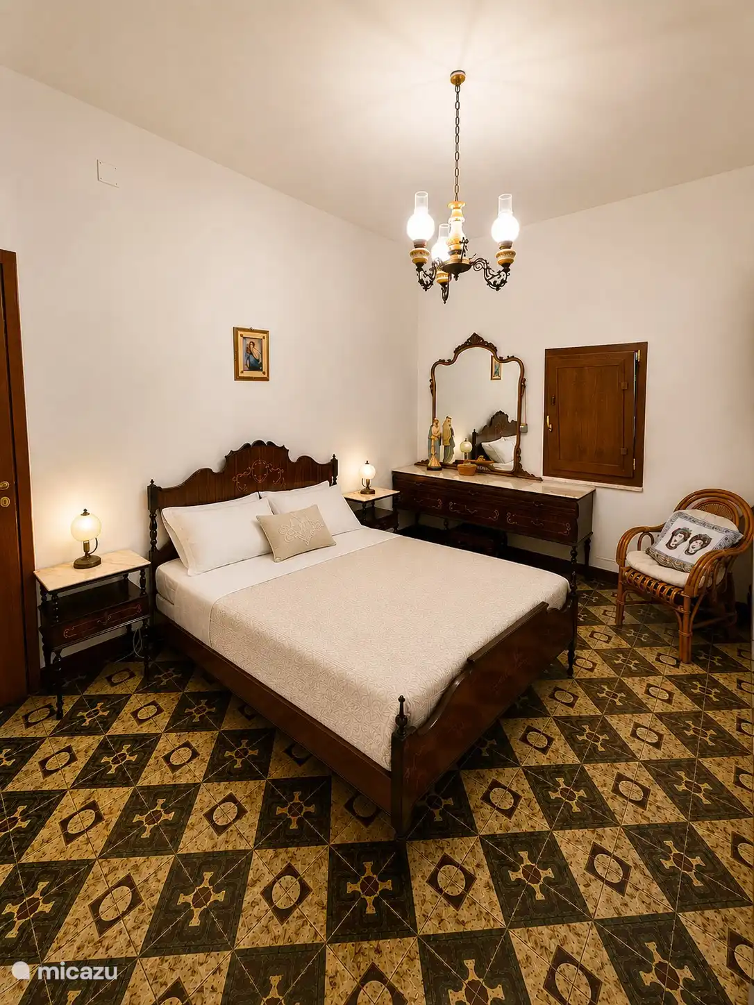 Schlafzimmer im klassischen sizilianischen Stil – 2-Personen-Bett mit guter Matratze und