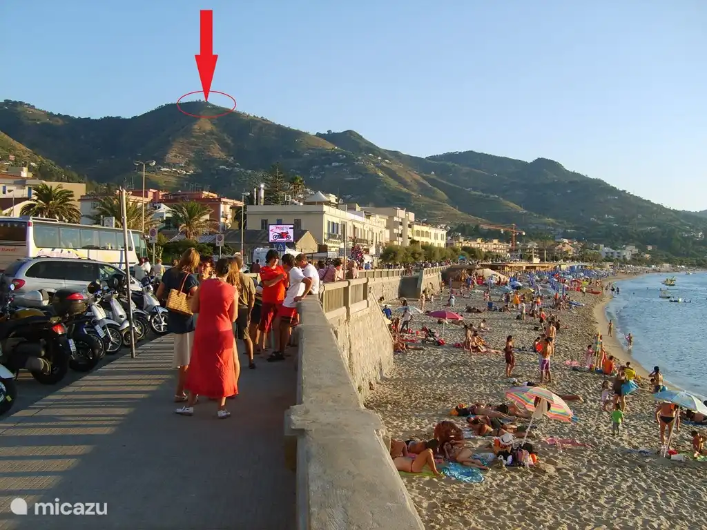 Promenade und Strand von Cefalu und Standort von Casa Sirena