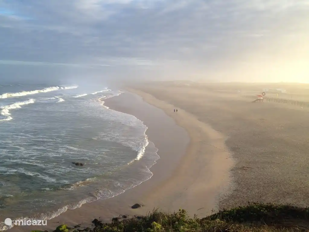 Prachtig zicht bij het opgaan van de zon na een zomerse ochtendwandeling naar Praia da Consolação!