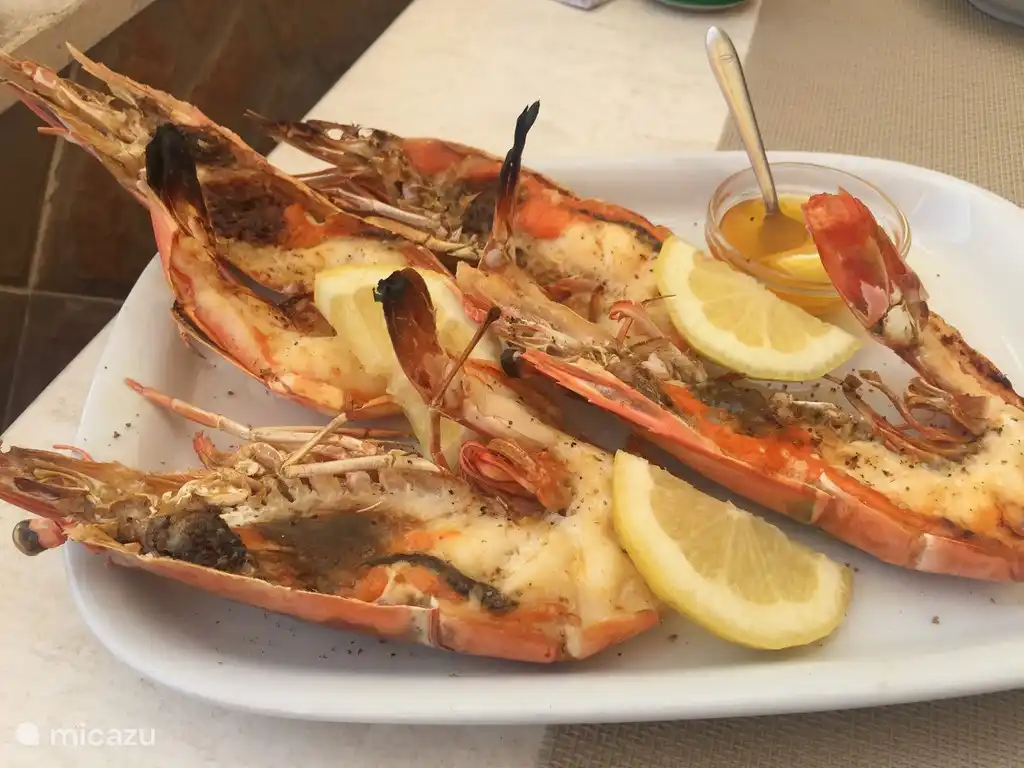 De omgeving staat bekend om haar verfijnde visrestaurants. Zulke garnalen moet je geproeft hebben!