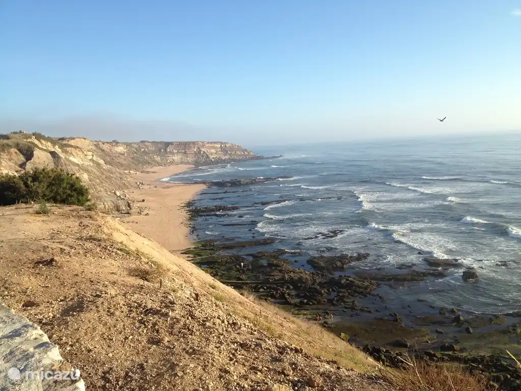 Praia de São Bernardino is een rustig strand op 10 autominuten afstand van het huis