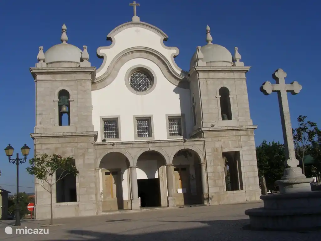 Nossa Senhora da Conceição kerk in  het centrum van Atouguia da Baleia