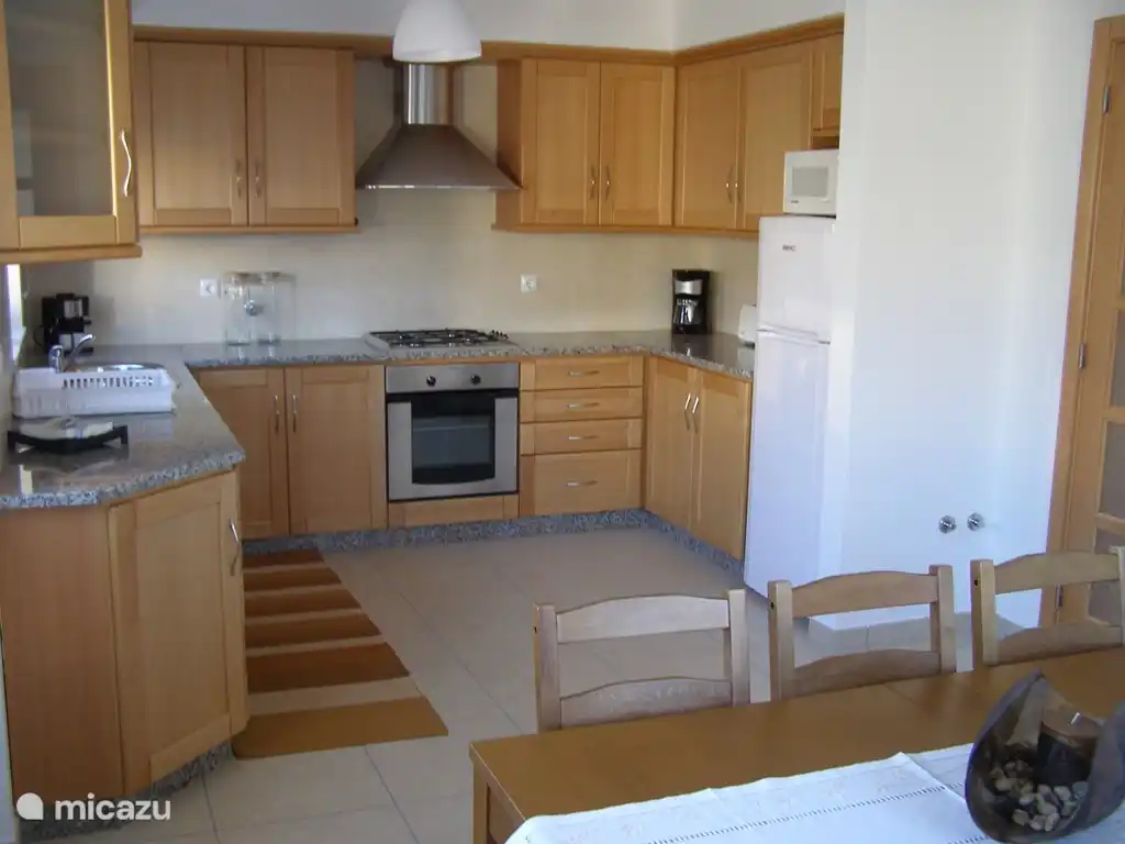 Keuken voorzien met al het nodige voor een comfortabel verblijf met o.a. vaatwasser en espresso apparaat