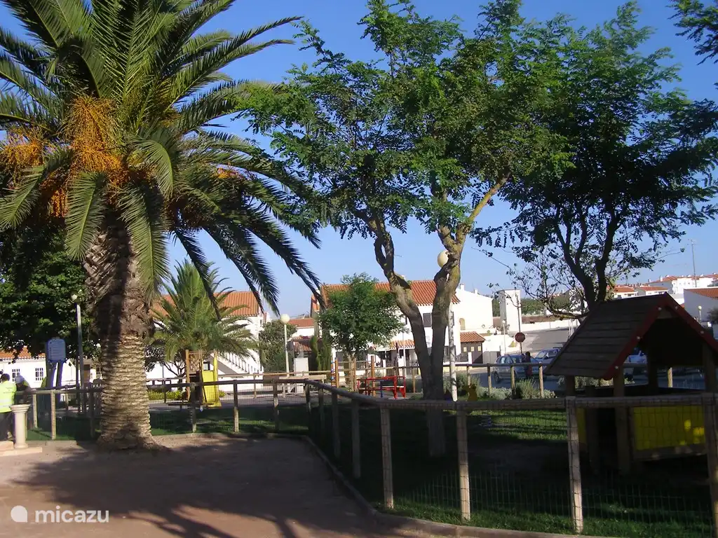 Cafe, restaurant en supermarkt zijn in het centrum nabij dit park met speeltuin in het centrum van Atouguia da Baleia. Dit is op loopafstand van het huis.