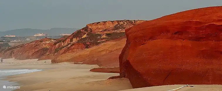 Praia da Almagreira, het kenmerkende strand. Het is enigszins afgelegen, maar als het gevonden is, dan merk je al snel dat het een bezoek waard was! 