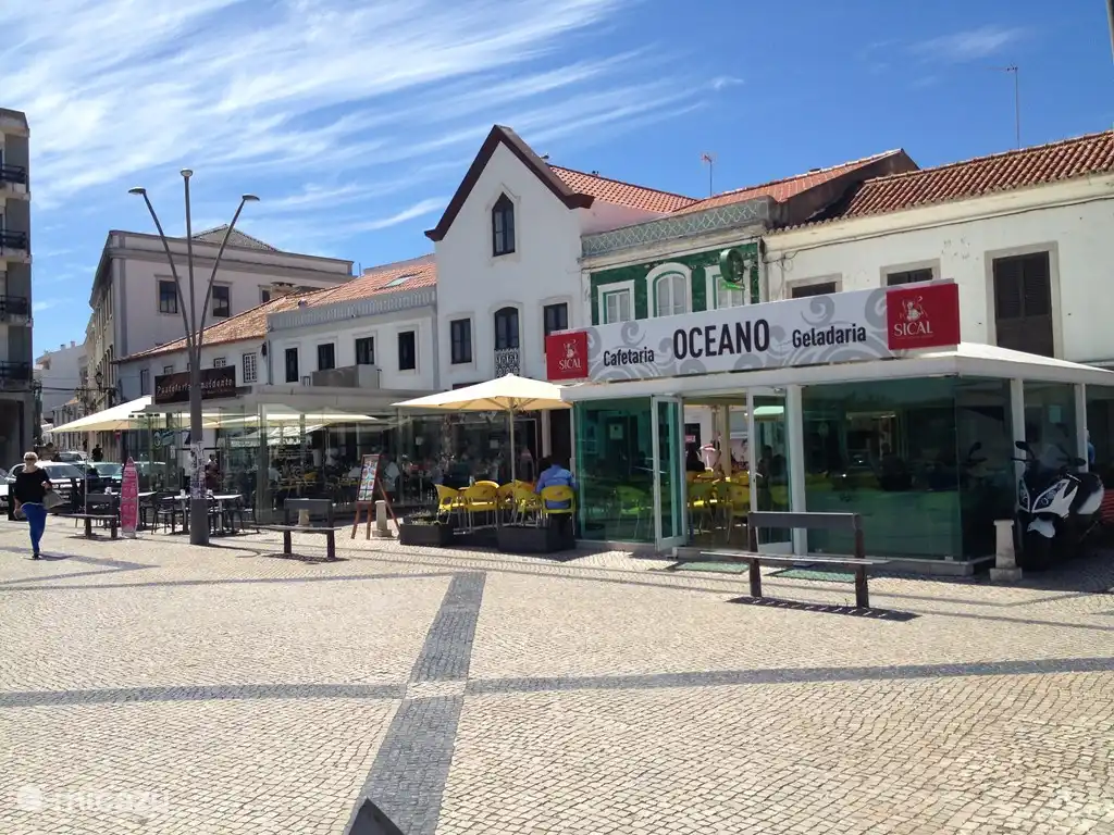 Centrum van Peniche, het nabijgelegen vissersstadje. Ruim de gelegenheid om een terrasje te pikken. Een Portugese espresso met een Pastel da Nata mogen niet ontbreken!