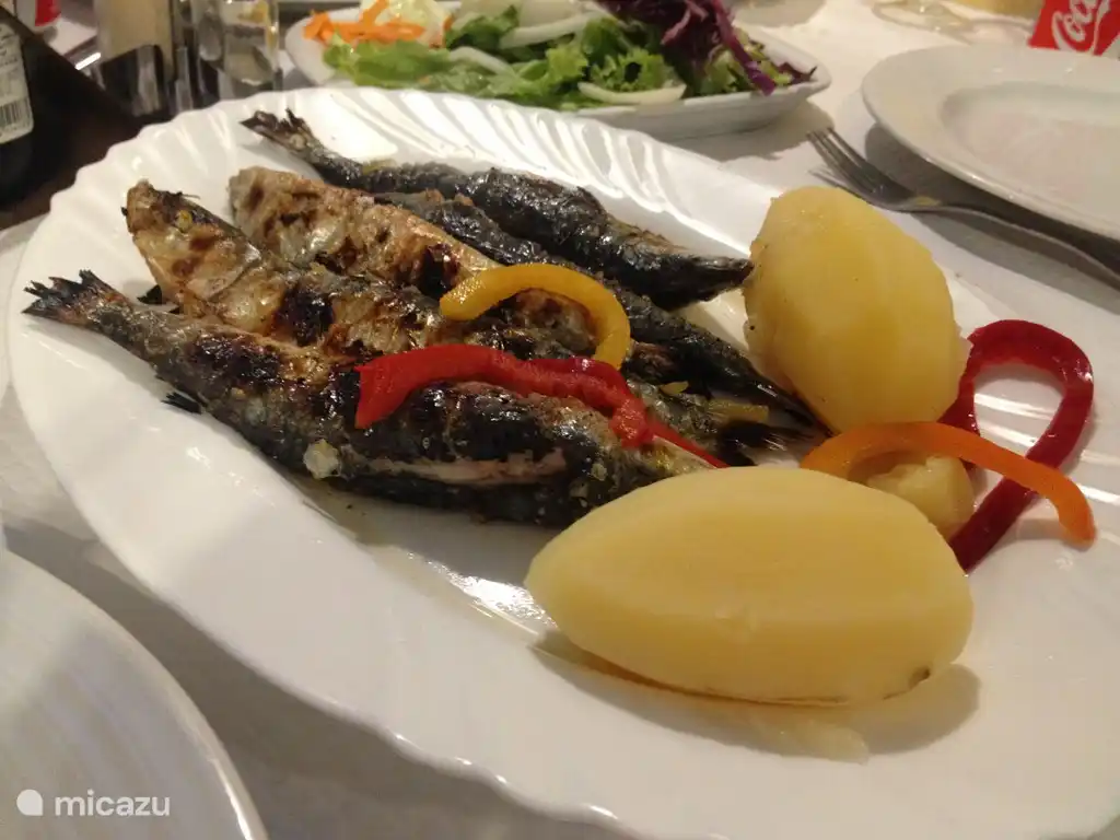De omgeving staat bekend om haar verfijnde visrestaurants. Een traditioneel gerecht als gegrilde sardientjes moet geprobeerd worden!