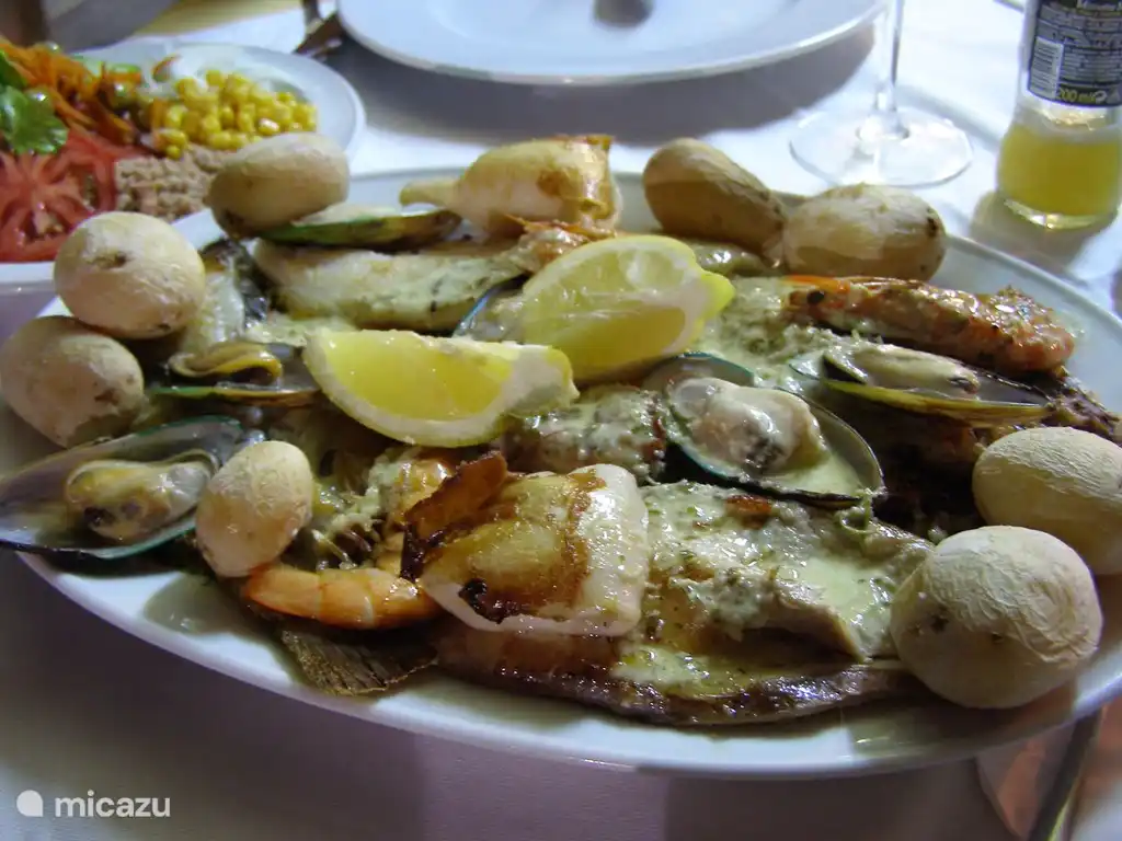 De omgeving staat bekend om haar verfijnde visrestaurants. Een mix van zeevruchten is een aanrader!