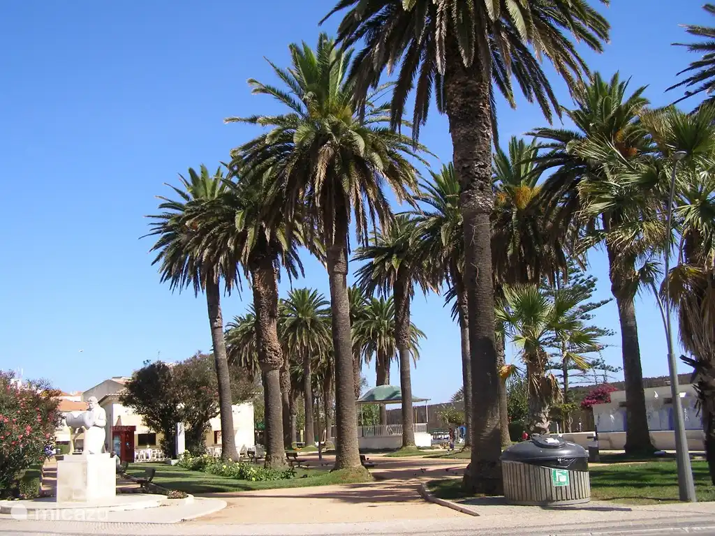 Het park met speeltuin in het centrum van Peniche.