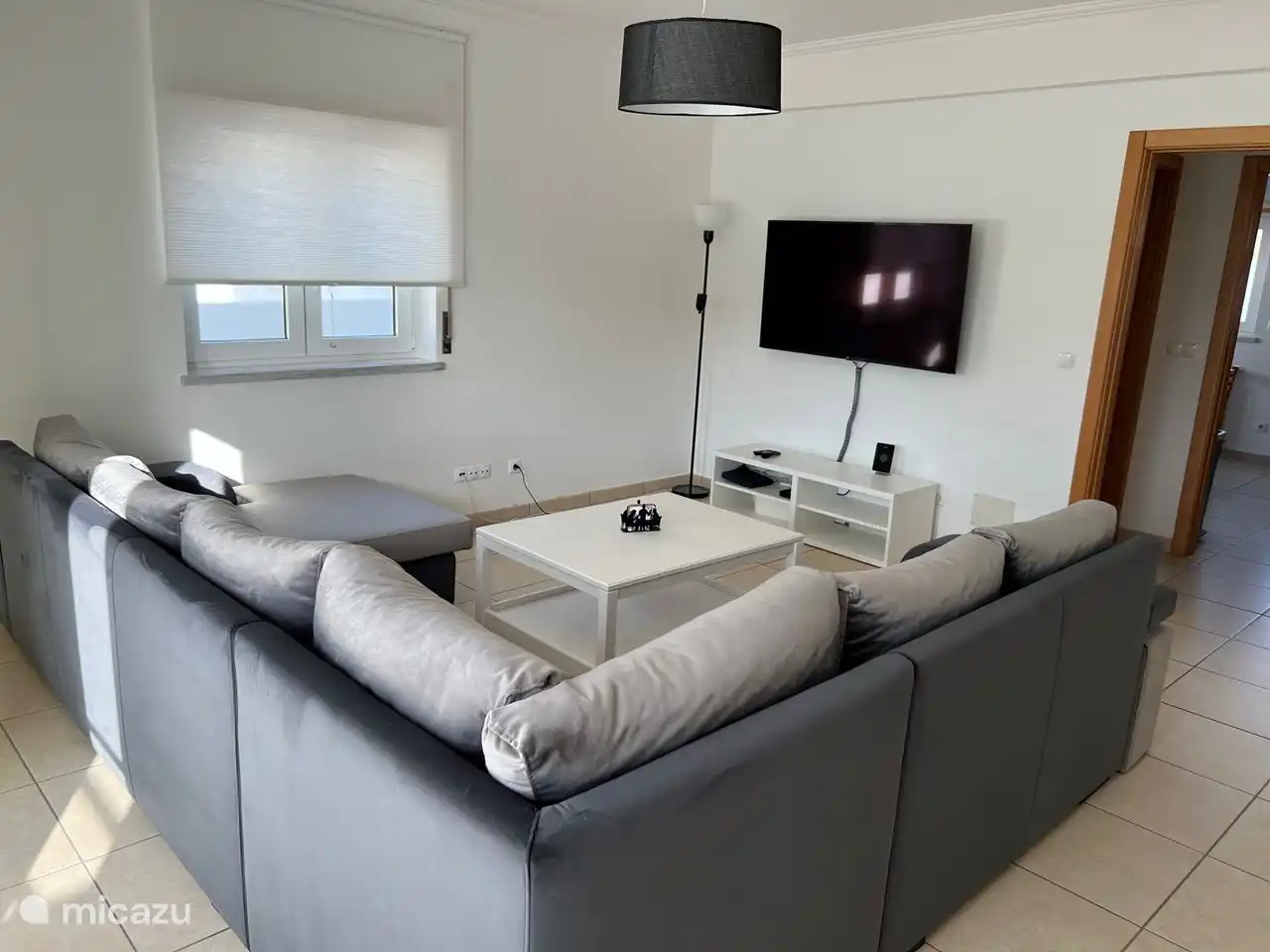 Woonkamer. Voorzien van 55 inch Smart TV. Uiteraard is WIFI aanwezig.