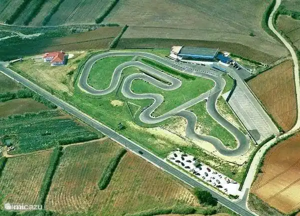 DinoKart Lourinhã - daag je familie en vrienden uit. Op minder dan 10 minuten afstand.