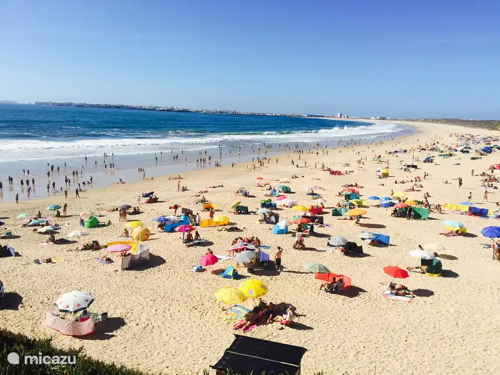 Praia da Consolação op 3km van het huis, minder dan 10 minuten rijden. Gewaardeerd met het Blue Flag keurmerk, aanwezig zijn:
- Strandwacht  
- Parasol verhuur  
- Douches
- Parkeergelegenheid  
- Bar  
- Restaurant