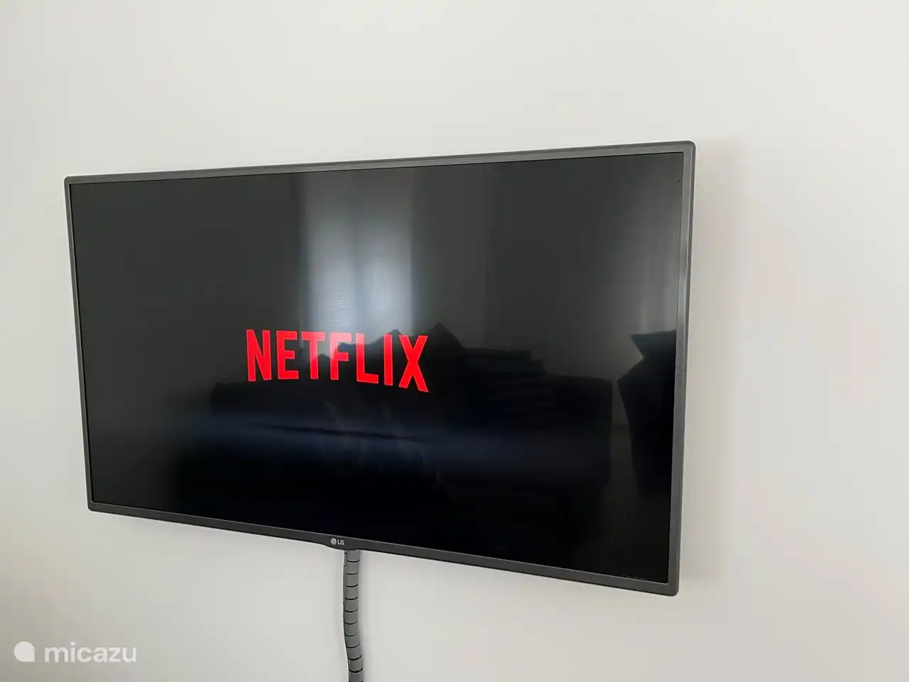 Kabel TV met 200 kanalen en tevens Smart TV voor toegang to o.a. Netflix, Youtube, Prime