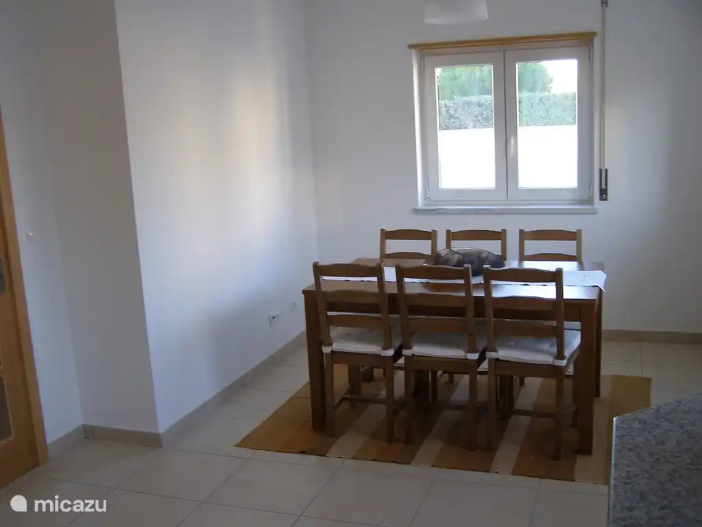 Keuken voorzien met al het nodige voor een comfortabel verblijf.