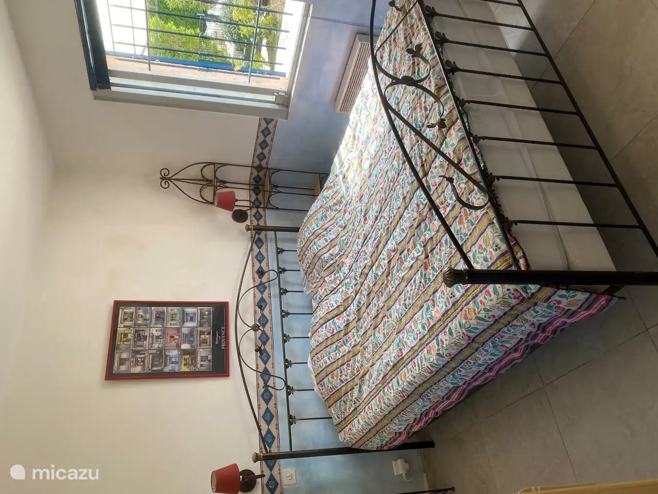 Klimatisiertes Hauptschlafzimmer mit authentischem Barbett und Bad/Dusche en suite im Erdgeschoss