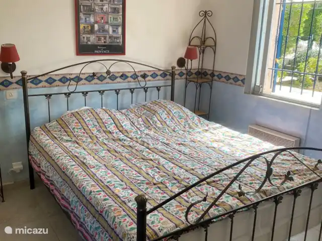 Va et Vient Soleil Sainte-Maxime | France, Côte d'Azur, Sainte-Maxime - villa Chambre parentale climatisée avec lit de bar authentique et salle de bain/douche en suite au rez-de-chaussée
