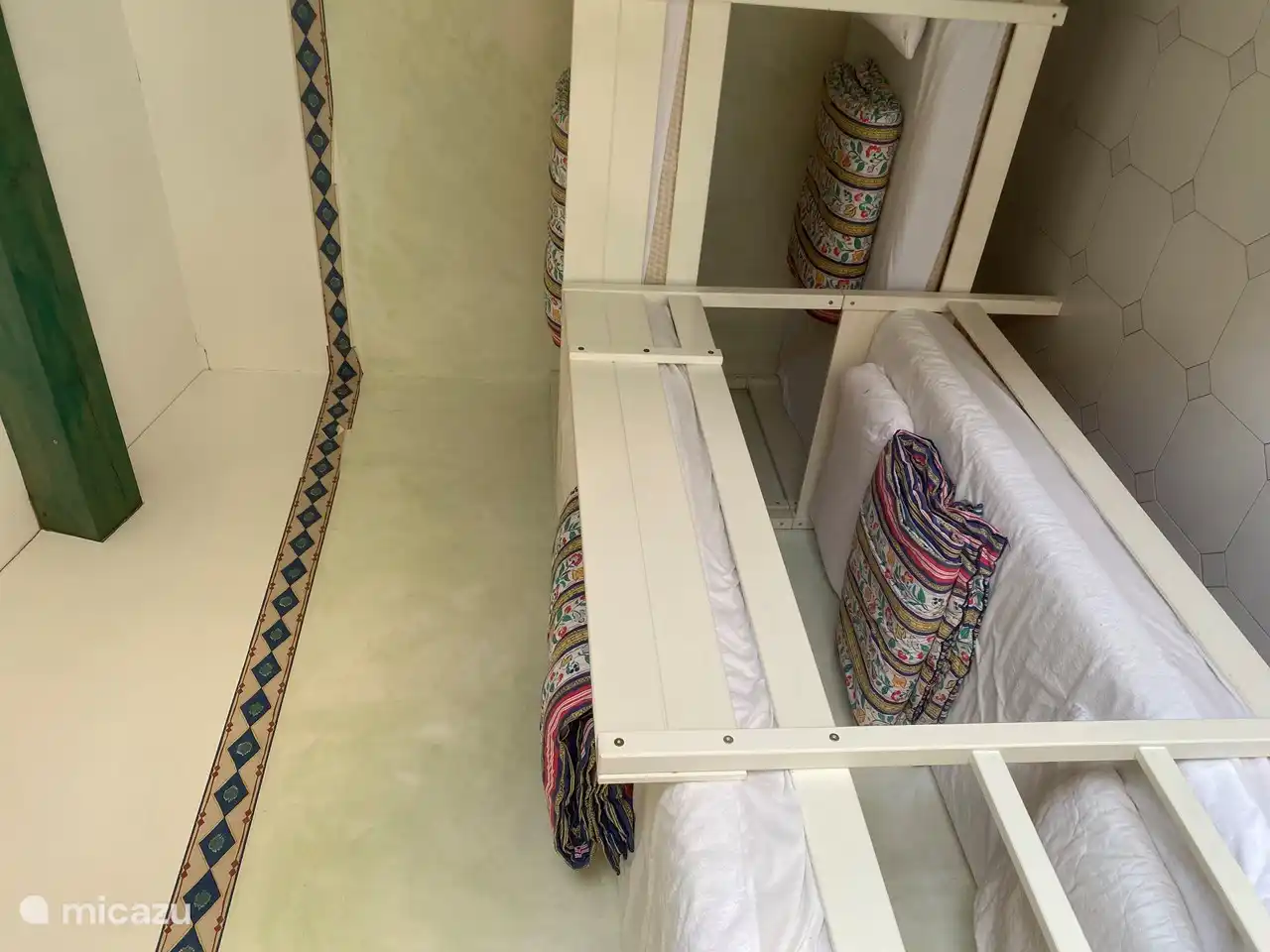 Klimatisiertes Schlafzimmer mit 4 Schlafplätzen in 2 Etagenbetten für die Kinder (je 200cm x 80cm)