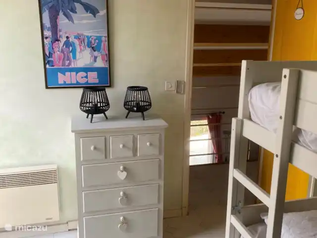 Va et Vient Soleil Sainte-Maxime | France, Côte d'Azur, Sainte-Maxime - villa chambre climatisée au 1er étage avec 2 lits superposés pour 4 couchages (200cm par 80cm)
