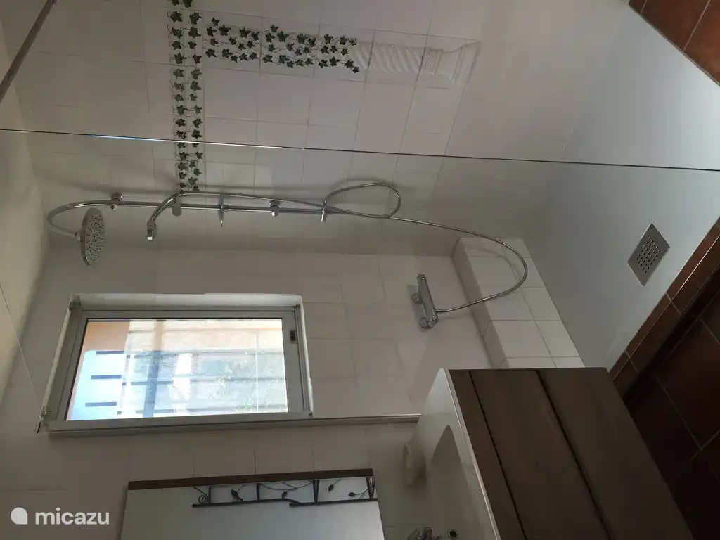 Badezimmer im 1. Stock mit Dusche, Waschbecken und Toilette