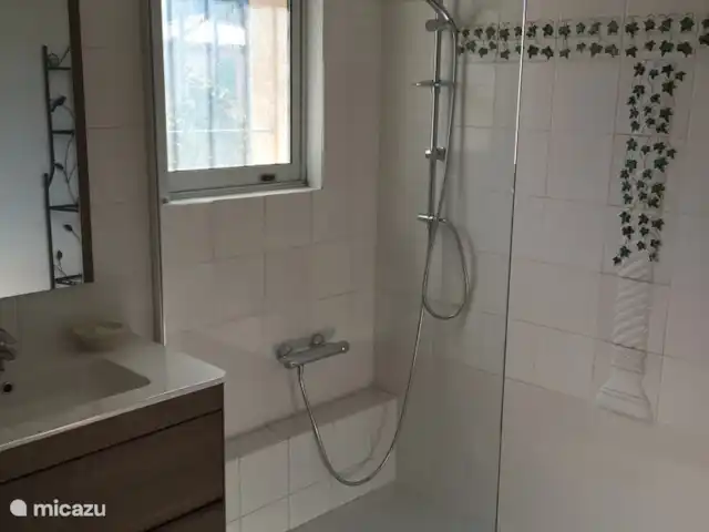 Va et Vient Soleil Sainte-Maxime | France, Côte d'Azur, Sainte-Maxime - villa salle de bain 1er étage avec douche, lavabo et toilette