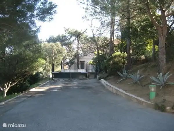 Eingang mit sicherem Eingangstor