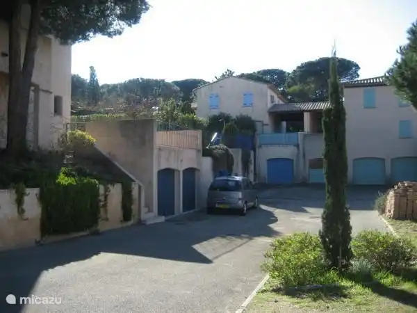 Kostenlose Parkplätze vor Ort