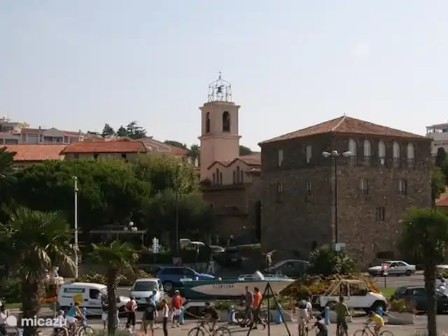 Va et Vient Soleil Sainte-Maxime | France, Côte d'Azur, Sainte-Maxime - villa centre village avec musée tour Carrée
