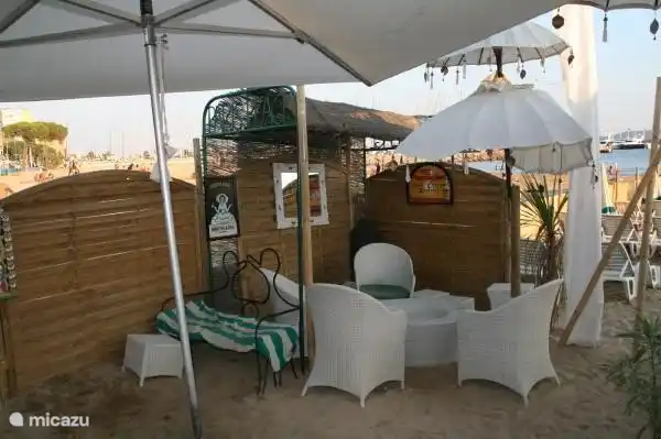 Spaß am Strand in einem der vielen Strandbars in der Gemeinde und darüber hinaus