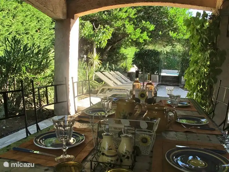 Essen im Schatten, Schwimmen und Sonnenbaden in der Sonne