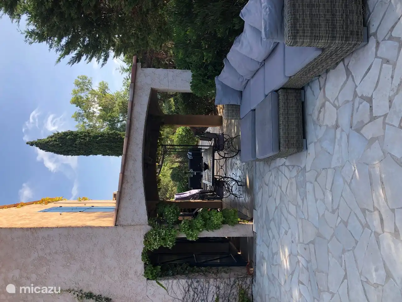 Terrasse auf der Poolseite mit einem der beiden Lounge-Sets