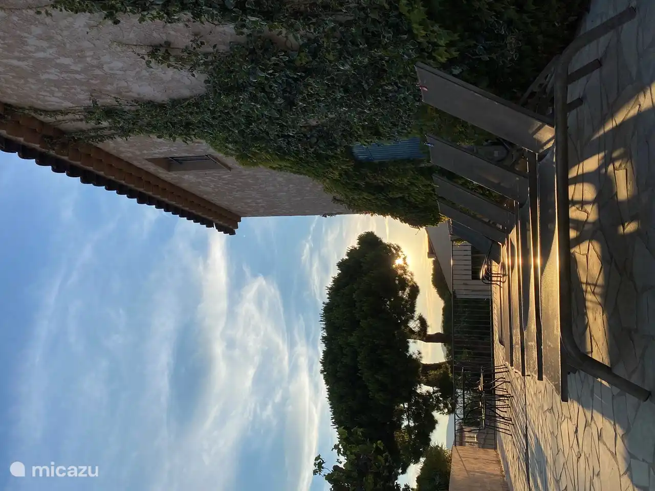 Diese Terrasse ist jetzt auch mit einer Pergola ausgestattet, damit Sie sich gesund erholen, aber auch im Schatten sitzen können