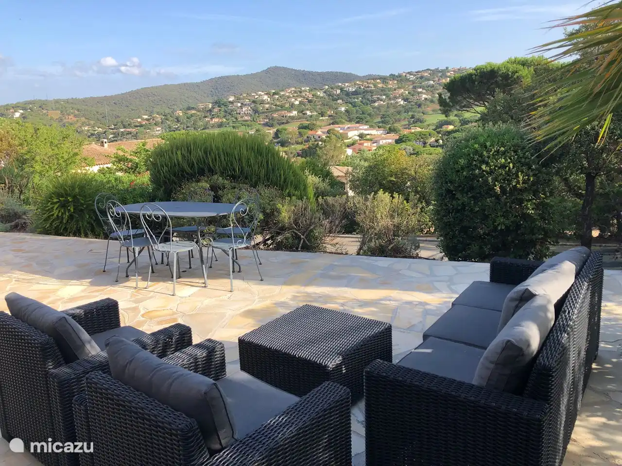 Vorgelagerte Terrasse (ganztägig Sonne bis Abendsonne) mit weitem Blick auf unseren Semaphore Hill am Golfplatz, Baujahr 2022.