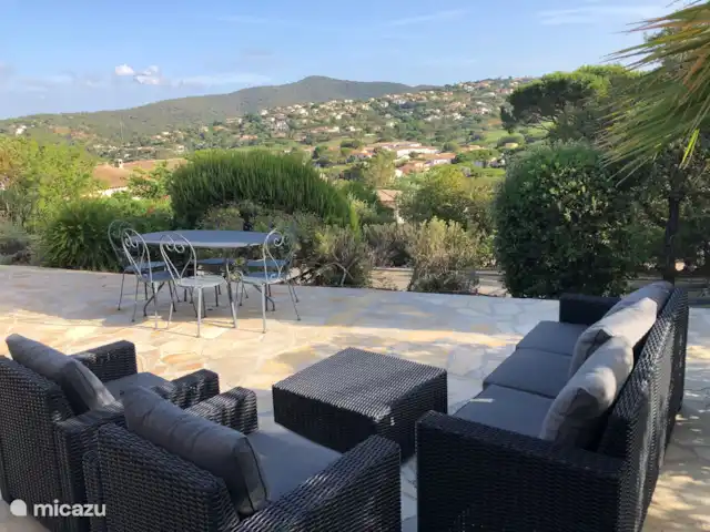 Va et Vient Soleil Sainte-Maxime | France, Côte d'Azur, Sainte-Maxime - villa Terrasse à l'avant (soleil toute la journée jusqu'au soleil du soir) avec une large vue sur notre colline du Sémaphore sur le terrain de golf, construction 2022.