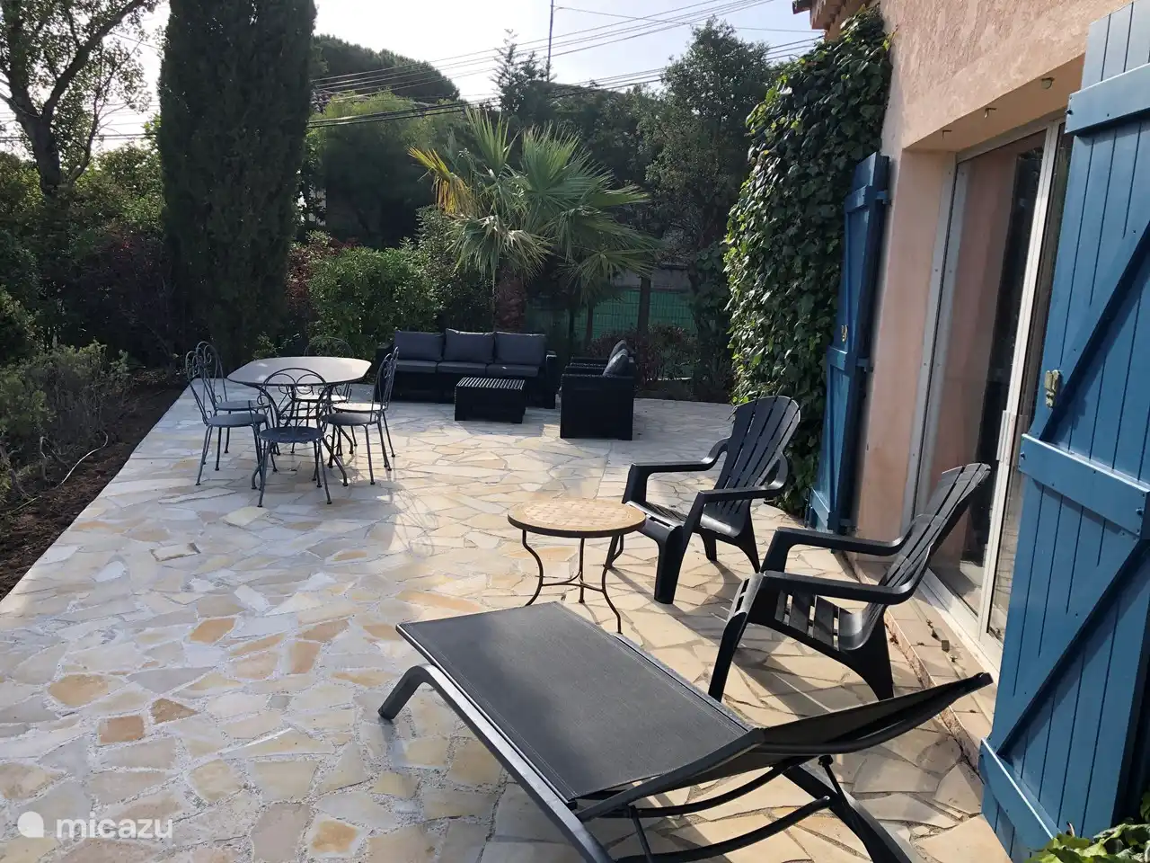 Terrasse an der Vorderseite mit Blick auf den Golfplatz (Baujahr 2022)