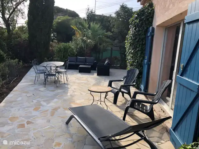 Va et Vient Soleil Sainte-Maxime | France, Côte d'Azur, Sainte-Maxime - villa La terrasse est à l'avant, surplombant le terrain de golf (construit en 2022)